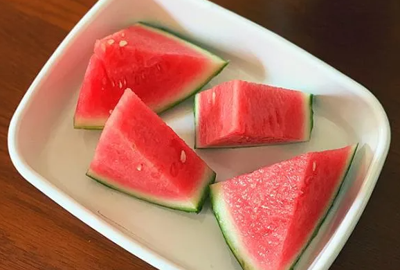 吃西瓜上火吗 吃西瓜湿气重是真的吗