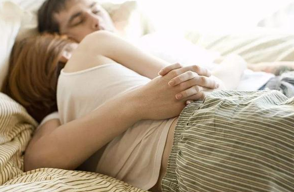 女生下面为什么容易湿以及如何应对？这正常吗？
