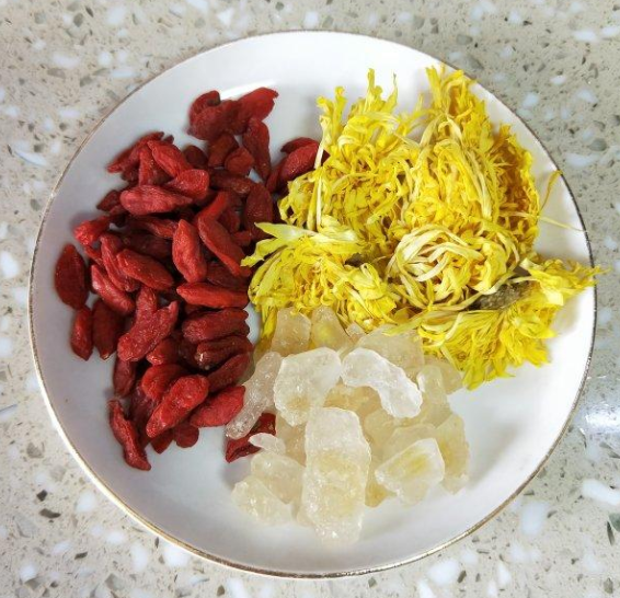 枸杞菊花冰糖泡茶能加蜂蜜这样你喝过吗？