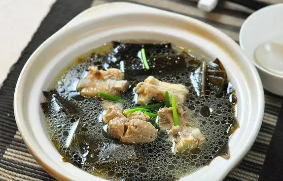 海带排骨汤过夜能吃吗 海带排骨汤的功效