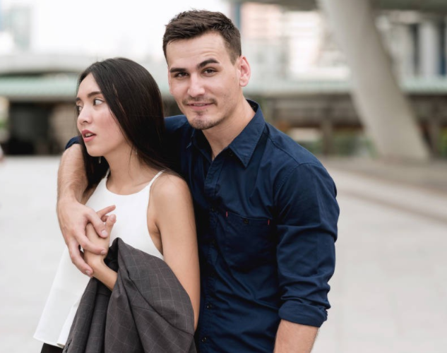女生如何让你揩油（教你几招防色狼）