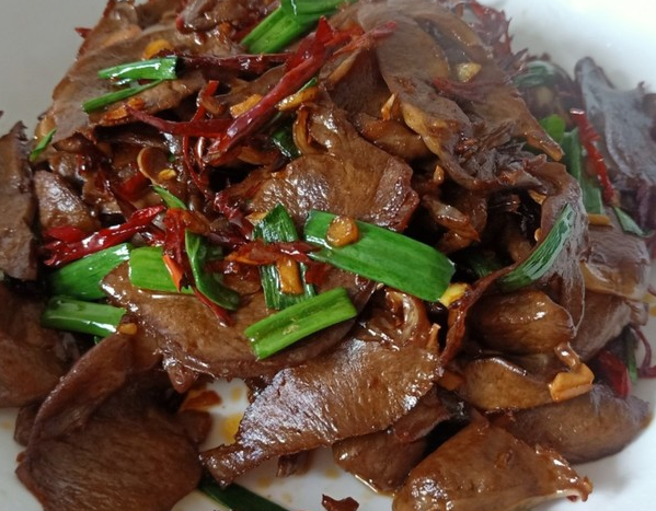 猪心怎么炒好吃又嫩（猪心的美味做法推荐）
