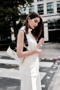 女生背部伸展的正确姿势和方法图解！