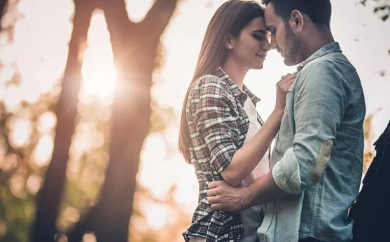 女生为什么渴望拥抱？揭秘内心真实需求
