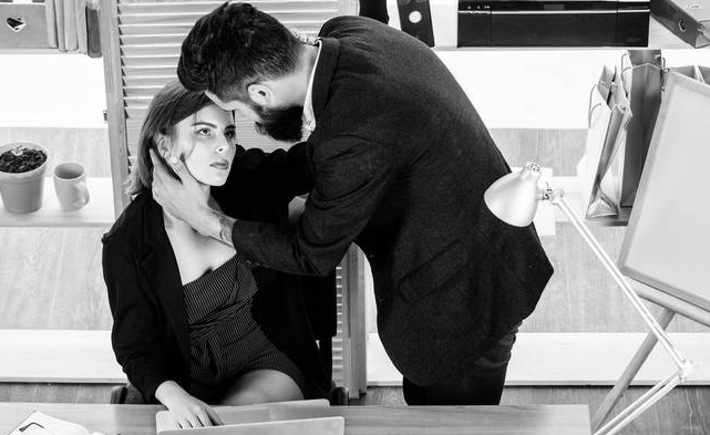 男性调情的10个技巧和方法（让女人心动不已）