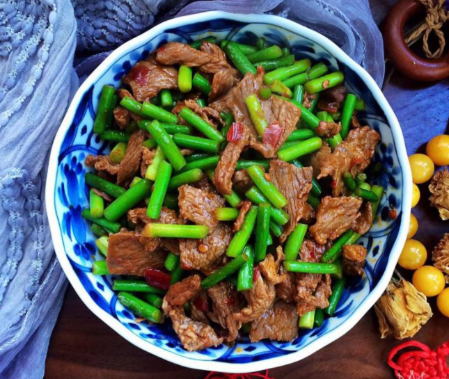 蒜苗可以炒牛肉吗 蒜苗和什么食物相克