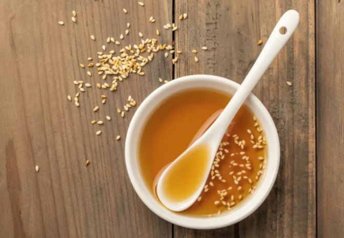 坐月子吃芝麻油的功效与作用，坐月子吃什么油比较好？
