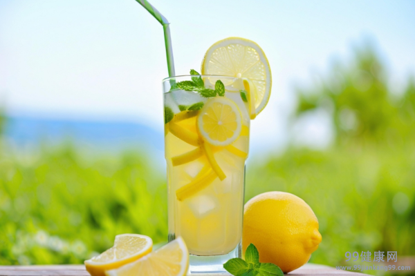 夏天喝柠檬水会变黑吗 夏天喝柠